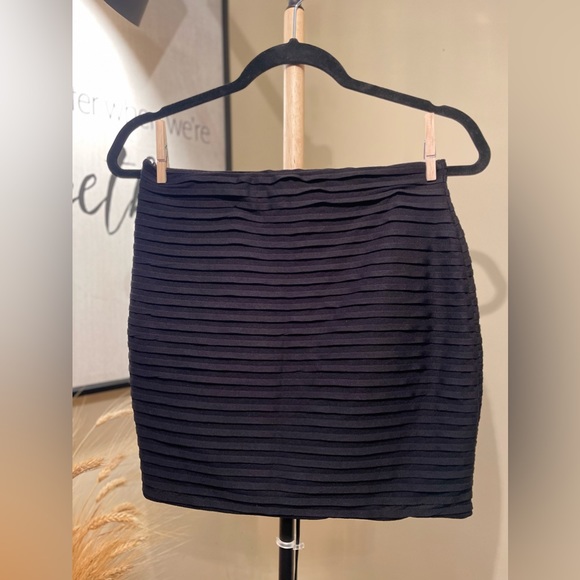 Black Tiered Crepe Mini Skirt - Picture 6 of 7